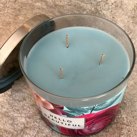 Bath and Body Works Hello Beautiful Candle - Picture 2 of 3